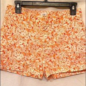 Gap ladies shorts, two functional back pockets. Perfect dress/ causal shorts.